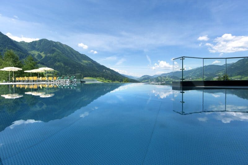Alpinas Rooftop Pool im Sommer
