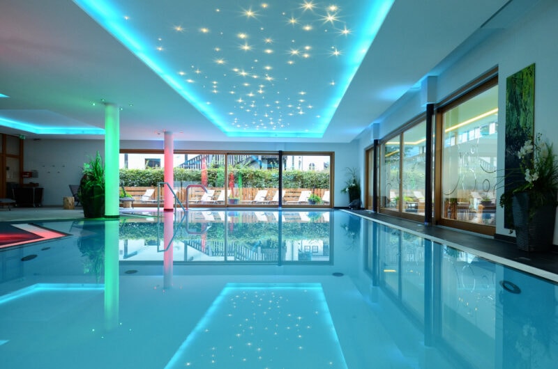 Der Spa-Bereich im Hotel Gutjahr ist ausgestattet mit einem großen Hallenbad und einer Sauna.