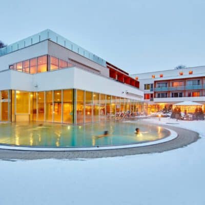 Im Winter verspricht das Thermalhotel Fontana ausreichend Schnee und einen warmen Außenpool zum Aufwärmen.