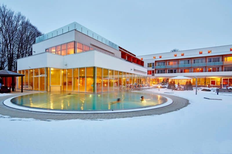Im Winter verspricht das Thermalhotel Fontana ausreichend Schnee und einen warmen Außenpool zum Aufwärmen.