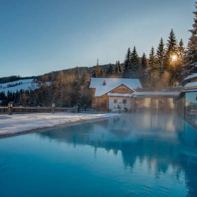 Beheiztes Sportschwimmbecken mit winterlicher Aussicht im Hotel Höflehner
